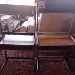 LOTE 354 - 05 MESAS EM MADEIRA COM PÉS CROMADOS. (NO ESTADO) ATENÇÃO! FAZER A VISITAÇÃO ANTES DE ARREMATAR, NÃO SABEMOS SE FUNCIONA. LEILÃO NÃO TEM GARANTIA E NEM DEVOLUÇÃO, SUJEITO A POSSÍVEIS AVARIAS VISÍVEIS/OCULTAS E/OU AUSÊNCIA DE COMPONENTES.