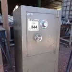LOTE 344 - 01 COFRE EM AÇO SEM CHAVE. (NO ESTADO) ATENÇÃO! FAZER A VISITAÇÃO ANTES DE ARREMATAR, NÃO SABEMOS SE FUNCIONA. LEILÃO NÃO TEM GARANTIA E NEM DEVOLUÇÃO, SUJEITO A POSSÍVEIS AVARIAS VISÍVEIS/OCULTAS E/OU AUSÊNCIA DE COMPONENTES.