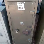 LOTE 345 - 01 COFRE EM AÇO SEM CHAVE. (NO ESTADO) ATENÇÃO! FAZER A VISITAÇÃO ANTES DE ARREMATAR, NÃO SABEMOS SE FUNCIONA. LEILÃO NÃO TEM GARANTIA E NEM DEVOLUÇÃO, SUJEITO A POSSÍVEIS AVARIAS VISÍVEIS/OCULTAS E/OU AUSÊNCIA DE COMPONENTES.