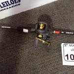 LOTE 100 - 01 CARRETILHA PARA PESCA JOYFOX LADO (RIGHT) COM VARA. (NO ESTADO) ATENÇÃO! FAZER A VISITAÇÃO ANTES DE ARREMATAR, NÃO SABEMOS SE FUNCIONA. LEILÃO NÃO TEM GARANTIA E NEM DEVOLUÇÃO, SUJEITO A POSSÍVEIS AVARIAS VISÍVEIS/OCULTAS E/OU AUSÊNCIA DE COMPONENTES.