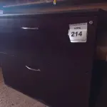 LOTE 214 - 01 ARMÁRIO BAIXO EM MADEIRA COM 2 GAVETAS (OFFICE CABINET).  (NO ESTADO EM QUE SE ENCONTRA. SUJEITO A AVARIAS OCULTAS/VISÍVEIS.) 0000047