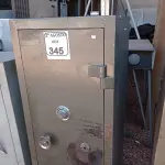 LOTE 345 - 01 COFRE EM AÇO SEM CHAVE. (NO ESTADO) ATENÇÃO! FAZER A VISITAÇÃO ANTES DE ARREMATAR, NÃO SABEMOS SE FUNCIONA. LEILÃO NÃO TEM GARANTIA E NEM DEVOLUÇÃO, SUJEITO A POSSÍVEIS AVARIAS VISÍVEIS/OCULTAS E/OU AUSÊNCIA DE COMPONENTES.