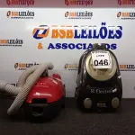 LOTE 046 - 02 ASPIRADORES DE PÓ ELECTROLUX COM AVARIAS. (NO ESTADO) ATENÇÃO! FAZER A VISITAÇÃO ANTES DE ARREMATAR, NÃO SABEMOS SE FUNCIONA. LEILÃO NÃO TEM GARANTIA E NEM DEVOLUÇÃO, SUJEITO A POSSÍVEIS AVARIAS VISÍVEIS/OCULTAS E/OU AUSÊNCIA DE COMPONENTES.