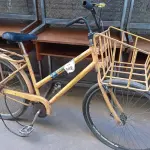 LOTE 340 - 01 BICICLETA ARO 26 CARGUEIRA NA COR AMARELA.  (NO ESTADO) ATENÇÃO! FAZER A VISITAÇÃO ANTES DE ARREMATAR, NÃO SABEMOS SE FUNCIONA. LEILÃO NÃO TEM GARANTIA E NEM DEVOLUÇÃO, SUJEITO A POSSÍVEIS AVARIAS VISÍVEIS/OCULTAS E/OU AUSÊNCIA DE COMPONENTES.