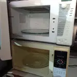 LOTE 054 - 02 MICRO-ONDAS MARCA SHARP E BRASTEMP. (NO ESTADO) ATENÇÃO! FAZER A VISITAÇÃO ANTES DE ARREMATAR, NÃO SABEMOS SE FUNCIONA. LEILÃO NÃO TEM GARANTIA E NEM DEVOLUÇÃO, SUJEITO A POSSÍVEIS AVARIAS VISÍVEIS/OCULTAS E/OU AUSÊNCIA DE COMPONENTES.