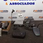 LOTE 360 - 01 TOCA-FITAS, 01 SOM AUTOMOTIVO, 01 RADIO RELÓGIO, 02 BASES PARA MICROFONES E MATERIAIS DIVERSOS. (NO ESTADO) ATENÇÃO! FAZER A VISITAÇÃO ANTES DE ARREMATAR, NÃO SABEMOS SE FUNCIONA. LEILÃO NÃO TEM GARANTIA E NEM DEVOLUÇÃO, SUJEITO A POSSÍVEIS AVARIAS VISÍVEIS/OCULTAS E/OU AUSÊNCIA DE COMPONENTES.