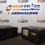 LOTE 358 - 02 TVS DE TUBO COM TOCA-FITAS ACOPLADO ANTIGAS MARCA EMBASSY E CCE. (NO ESTADO) ATENÇÃO! FAZER A VISITAÇÃO ANTES DE ARREMATAR, NÃO SABEMOS SE FUNCIONA. LEILÃO NÃO TEM GARANTIA E NEM DEVOLUÇÃO, SUJEITO A POSSÍVEIS AVARIAS VISÍVEIS/OCULTAS E/OU AUSÊNCIA DE COMPONENTES.