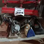 LOTE 394 - 01 BALANÇA ANTIGA INCOMPLETA, VÁRIOS FERROS DE PASSAR E MATERIAIS DIVERSOS.  (NO ESTADO) ATENÇÃO! FAZER A VISITAÇÃO ANTES DE ARREMATAR, NÃO SABEMOS SE FUNCIONA. LEILÃO NÃO TEM GARANTIA E NEM DEVOLUÇÃO, SUJEITO A POSSÍVEIS AVARIAS VISÍVEIS/OCULTAS E/OU AUSÊNCIA DE COMPONENTES.
