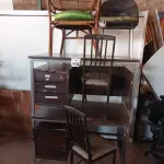 LOTE 470 - 02 MESAS EM MADEIRA COM GAVETAS E 04 CADEIRAS DIVERSAS. (NO ESTADO) ATENÇÃO! FAZER A VISITAÇÃO ANTES DE ARREMATAR, NÃO SABEMOS SE FUNCIONA. LEILÃO NÃO TEM GARANTIA E NEM DEVOLUÇÃO, SUJEITO A POSSÍVEIS AVARIAS VISÍVEIS/OCULTAS E/OU AUSÊNCIA DE COMPONENTES.