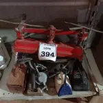 LOTE 394 - 01 BALANÇA ANTIGA INCOMPLETA, VÁRIOS FERROS DE PASSAR E MATERIAIS DIVERSOS.  (NO ESTADO) ATENÇÃO! FAZER A VISITAÇÃO ANTES DE ARREMATAR, NÃO SABEMOS SE FUNCIONA. LEILÃO NÃO TEM GARANTIA E NEM DEVOLUÇÃO, SUJEITO A POSSÍVEIS AVARIAS VISÍVEIS/OCULTAS E/OU AUSÊNCIA DE COMPONENTES.