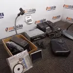 LOTE 360 - 01 TOCA-FITAS, 01 SOM AUTOMOTIVO, 01 RADIO RELÓGIO, 02 BASES PARA MICROFONES E MATERIAIS DIVERSOS. (NO ESTADO) ATENÇÃO! FAZER A VISITAÇÃO ANTES DE ARREMATAR, NÃO SABEMOS SE FUNCIONA. LEILÃO NÃO TEM GARANTIA E NEM DEVOLUÇÃO, SUJEITO A POSSÍVEIS AVARIAS VISÍVEIS/OCULTAS E/OU AUSÊNCIA DE COMPONENTES.
