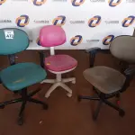LOTE 472 - 03 CADEIRAS COM BASE GIRATÓRIA. (NO ESTADO) ATENÇÃO! FAZER A VISITAÇÃO ANTES DE ARREMATAR, NÃO SABEMOS SE FUNCIONA. LEILÃO NÃO TEM GARANTIA E NEM DEVOLUÇÃO, SUJEITO A POSSÍVEIS AVARIAS VISÍVEIS/OCULTAS E/OU AUSÊNCIA DE COMPONENTES.