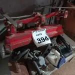 LOTE 394 - 01 BALANÇA ANTIGA INCOMPLETA, VÁRIOS FERROS DE PASSAR E MATERIAIS DIVERSOS.  (NO ESTADO) ATENÇÃO! FAZER A VISITAÇÃO ANTES DE ARREMATAR, NÃO SABEMOS SE FUNCIONA. LEILÃO NÃO TEM GARANTIA E NEM DEVOLUÇÃO, SUJEITO A POSSÍVEIS AVARIAS VISÍVEIS/OCULTAS E/OU AUSÊNCIA DE COMPONENTES.