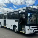 LOTE 001 - 01 ÔNIBUS MERCEDES BENZ 1722, ANO 2011/2012, 42 LUGARES, PNEUS NOVOS, MANUTENÇÕES EM DIA, 2024 QUITADO, PERFEITA CONSERVAÇÃO. (NO ESTADO)