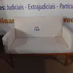 LOTE 133 - 01 - SOFÁ NAMORADEIRA 2 LUGARES (NO ESTADO, NÃO SABEMOS SE FUNCIONA. LEILÃO NÃO TEM GARANTIA E NEM DEVOLUÇÃO, SUJEITO A POSSÍVEIS AVARIAS VISÍVEIS/OCULTAS E/OU AUSÊNCIA DE COMPONENTES)