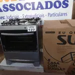 LOTE 127 - 01 - FOGÃO SUGGAR NEO MAX 5 BOCAS INOX MESA DE VIDRO FGV503PRIX BIVOLT (NO ESTADO, NÃO SABEMOS SE FUNCIONA. LEILÃO NÃO TEM GARANTIA E NEM DEVOLUÇÃO, SUJEITO A POSSÍVEIS AVARIAS VISÍVEIS/OCULTAS E/OU AUSÊNCIA DE COMPONENTES)