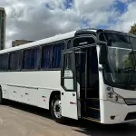 LOTE 004 - 01 ÔNIBUS COMIL VERSATILE 17230, ANO 2013/2013 49 LUGARES, PNEUS NOVOS, RODAS DE ALUMÍNIO, 2024 QUITADO, BAIXA QUILOMETRAGEM, MANUTENÇÕES EM DIA, BAGAGEIROS LATERAIS E INTERNO, ESTADO DE NOVO,  PARA CLIENTES EXIGENTES (NO ESTADO)