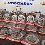 LOTE 235 - 19 – KIT COROA E PINHÃO MOTO (NO ESTADO, NÃO SABEMOS SE FUNCIONA. LEILÃO NÃO TEM GARANTIA E NEM DEVOLUÇÃO, SUJEITO A POSSÍVEIS AVARIAS VISÍVEIS/OCULTAS E/OU AUSÊNCIA DE COMPONENTES)