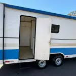 LOTE 006 - 01 EXCELENTE TRAILER ANO 2021/2021 COM 6 METROS DE COMPRIMENTO, DOCUMENTAÇÃO EM DIA, ESPECIFICAÇÕES: SÃO 6 METROS CONTENDO BANHEIRO COMPLETO, PNEUS NOVOS, AR CONDICIONADO, ARMÁRIOS, FRIGOBAR, MICROONDAS, SISTEMA ELÉTRICO COM CONVERSORES, CAIXA D´ÁGUA, CAIXA DE DEGETOS, PIA, ETC, EXCELENTE PARA MOTO HOME, ESCRITÓRIOS, ENTRE OUTROS, PRECISA PEQUENOS REPAROS INTERNOS DEVIDO AO USO E TEMPO (NO ESTADO)