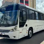 LOTE 004 - 01 ÔNIBUS COMIL VERSATILE 17230, ANO 2013/2013 49 LUGARES, PNEUS NOVOS, RODAS DE ALUMÍNIO, 2024 QUITADO, BAIXA QUILOMETRAGEM, MANUTENÇÕES EM DIA, BAGAGEIROS LATERAIS E INTERNO, ESTADO DE NOVO,  PARA CLIENTES EXIGENTES (NO ESTADO)