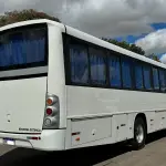 LOTE 004 - 01 ÔNIBUS COMIL VERSATILE 17230, ANO 2013/2013 49 LUGARES, PNEUS NOVOS, RODAS DE ALUMÍNIO, 2024 QUITADO, BAIXA QUILOMETRAGEM, MANUTENÇÕES EM DIA, BAGAGEIROS LATERAIS E INTERNO, ESTADO DE NOVO,  PARA CLIENTES EXIGENTES (NO ESTADO)