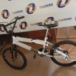 LOTE 213 - 01 - BICICLETA ARO 20 COLLI CROSS EXTREME FREIO V-BREAK (NO ESTADO, NÃO SABEMOS SE FUNCIONA. LEILÃO NÃO TEM GARANTIA E NEM DEVOLUÇÃO, SUJEITO A POSSÍVEIS AVARIAS VISÍVEIS/OCULTAS E/OU AUSÊNCIA DE COMPONENTES)