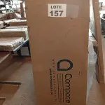 LOTE 157 - 01 - MESA DE ESCRITÓRIO STUDIO CARVALHO 150 CM (NO ESTADO, NÃO SABEMOS SE FUNCIONA. LEILÃO NÃO TEM GARANTIA E NEM DEVOLUÇÃO, SUJEITO A POSSÍVEIS AVARIAS VISÍVEIS/OCULTAS E/OU AUSÊNCIA DE COMPONENTES)