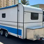 LOTE 006 - 01 EXCELENTE TRAILER ANO 2021/2021 COM 6 METROS DE COMPRIMENTO, DOCUMENTAÇÃO EM DIA, ESPECIFICAÇÕES: SÃO 6 METROS CONTENDO BANHEIRO COMPLETO, PNEUS NOVOS, AR CONDICIONADO, ARMÁRIOS, FRIGOBAR, MICROONDAS, SISTEMA ELÉTRICO COM CONVERSORES, CAIXA D´ÁGUA, CAIXA DE DEGETOS, PIA, ETC, EXCELENTE PARA MOTO HOME, ESCRITÓRIOS, ENTRE OUTROS, PRECISA PEQUENOS REPAROS INTERNOS DEVIDO AO USO E TEMPO (NO ESTADO)