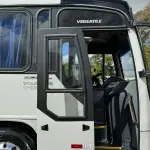 LOTE 004 - 01 ÔNIBUS COMIL VERSATILE 17230, ANO 2013/2013 49 LUGARES, PNEUS NOVOS, RODAS DE ALUMÍNIO, 2024 QUITADO, BAIXA QUILOMETRAGEM, MANUTENÇÕES EM DIA, BAGAGEIROS LATERAIS E INTERNO, ESTADO DE NOVO,  PARA CLIENTES EXIGENTES (NO ESTADO)