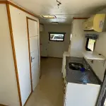 LOTE 006 - 01 EXCELENTE TRAILER ANO 2021/2021 COM 6 METROS DE COMPRIMENTO, DOCUMENTAÇÃO EM DIA, ESPECIFICAÇÕES: SÃO 6 METROS CONTENDO BANHEIRO COMPLETO, PNEUS NOVOS, AR CONDICIONADO, ARMÁRIOS, FRIGOBAR, MICROONDAS, SISTEMA ELÉTRICO COM CONVERSORES, CAIXA D´ÁGUA, CAIXA DE DEGETOS, PIA, ETC, EXCELENTE PARA MOTO HOME, ESCRITÓRIOS, ENTRE OUTROS, PRECISA PEQUENOS REPAROS INTERNOS DEVIDO AO USO E TEMPO (NO ESTADO)