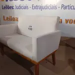 LOTE 133 - 01 - SOFÁ NAMORADEIRA 2 LUGARES (NO ESTADO, NÃO SABEMOS SE FUNCIONA. LEILÃO NÃO TEM GARANTIA E NEM DEVOLUÇÃO, SUJEITO A POSSÍVEIS AVARIAS VISÍVEIS/OCULTAS E/OU AUSÊNCIA DE COMPONENTES)