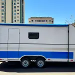LOTE 006 - 01 EXCELENTE TRAILER ANO 2021/2021 COM 6 METROS DE COMPRIMENTO, DOCUMENTAÇÃO EM DIA, ESPECIFICAÇÕES: SÃO 6 METROS CONTENDO BANHEIRO COMPLETO, PNEUS NOVOS, AR CONDICIONADO, ARMÁRIOS, FRIGOBAR, MICROONDAS, SISTEMA ELÉTRICO COM CONVERSORES, CAIXA D´ÁGUA, CAIXA DE DEGETOS, PIA, ETC, EXCELENTE PARA MOTO HOME, ESCRITÓRIOS, ENTRE OUTROS, PRECISA PEQUENOS REPAROS INTERNOS DEVIDO AO USO E TEMPO (NO ESTADO)