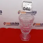 LOTE 046 - 01 VAZO DE CRISTAL C/PÉ. (NO ESTADO) ATENÇÃO! FAZER A VISITAÇÃO ANTES DE ARREMATAR, NÃO SABEMOS SE FUNCIONA. LEILÃO NÃO TEM GARANTIA E NEM DEVOLUÇÃO, SUJEITO A POSSÍVEIS AVARIAS VISÍVEIS/OCULTAS E/OU AUSÊNCIA DE COMPONENTES.