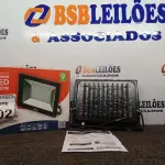 LOTE 202 - 01 REFLETOR DECORLED SUPERLED 220V 100W LUZ BRANCA DECORLUX NOVO. (NO ESTADO) ATENÇÃO! FAZER A VISITAÇÃO ANTES DE ARREMATAR, NÃO SABEMOS SE FUNCIONA. LEILÃO NÃO TEM GARANTIA E NEM DEVOLUÇÃO, SUJEITO A POSSÍVEIS AVARIAS VISÍVEIS/OCULTAS E/OU AUSÊNCIA DE COMPONENTES.