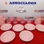 LOTE 031 - 06 XICARAS ROSAS, 01 CHALEIRA, 01 VASILHA DE CAFÉ E 06 PRATOS ROSAS. (NO ESTADO) ATENÇÃO! FAZER A VISITAÇÃO ANTES DE ARREMATAR, NÃO SABEMOS SE FUNCIONA. LEILÃO NÃO TEM GARANTIA E NEM DEVOLUÇÃO, SUJEITO A POSSÍVEIS AVARIAS VISÍVEIS/OCULTAS E/OU AUSÊNCIA DE COMPONENTES.
