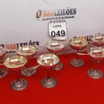LOTE 049 - 01 JOGO DE TAÇA DE SORVETE, 12 COLHERES EM INOX COM BANHO DE PRATA. (NO ESTADO) ATENÇÃO! FAZER A VISITAÇÃO ANTES DE ARREMATAR, NÃO SABEMOS SE FUNCIONA. LEILÃO NÃO TEM GARANTIA E NEM DEVOLUÇÃO, SUJEITO A POSSÍVEIS AVARIAS VISÍVEIS/OCULTAS E/OU AUSÊNCIA DE COMPONENTES.
