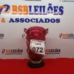 LOTE 072 - 01 VASO MURANO VERMELHO C/ BASE DE MADEIRA. (NO ESTADO) ATENÇÃO! FAZER A VISITAÇÃO ANTES DE ARREMATAR, NÃO SABEMOS SE FUNCIONA. LEILÃO NÃO TEM GARANTIA E NEM DEVOLUÇÃO, SUJEITO A POSSÍVEIS AVARIAS VISÍVEIS/OCULTAS E/OU AUSÊNCIA DE COMPONENTES.
