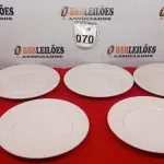LOTE 070 - 06 PRATOS BRANCOS GRANDES. (NO ESTADO) ATENÇÃO! FAZER A VISITAÇÃO ANTES DE ARREMATAR, NÃO SABEMOS SE FUNCIONA. LEILÃO NÃO TEM GARANTIA E NEM DEVOLUÇÃO, SUJEITO A POSSÍVEIS AVARIAS VISÍVEIS/OCULTAS E/OU AUSÊNCIA DE COMPONENTES.