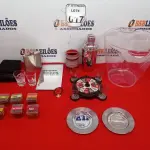 LOTE 017 - 01 BALDE DE GELO PARA BEBIDAS, 01 JOGO DE ROLETA CASSINO DE SHOT COM 04 COPOS, 08 PORTA-COPOS, 01 BANDEJA ESPELHADA PEQUENA, 02 PORTAS COPOS EM INOX, 01 PORTA ESCOVAS DE PORCELANA MARROM, 01 COQUETELEIRA, UM CANTIL DE BOLSO EM INOX E 02 COPOS PARA DOSES. (NO ESTADO) ATENÇÃO! FAZER A VISITAÇÃO ANTES DE ARREMATAR, NÃO SABEMOS SE FUNCIONA. LEILÃO NÃO TEM GARANTIA E NEM DEVOLUÇÃO, SUJEITO A POSSÍVEIS AVARIAS VISÍVEIS/OCULTAS E/OU AUSÊNCIA DE COMPONENTES.
