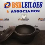 LOTE 217 - 01 PANELA DE BARRO. (NO ESTADO) ATENÇÃO! FAZER A VISITAÇÃO ANTES DE ARREMATAR, NÃO SABEMOS SE FUNCIONA. LEILÃO NÃO TEM GARANTIA E NEM DEVOLUÇÃO, SUJEITO A POSSÍVEIS AVARIAS VISÍVEIS/OCULTAS E/OU AUSÊNCIA DE COMPONENTES.