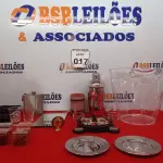 LOTE 017 - 01 BALDE DE GELO PARA BEBIDAS, 01 JOGO DE ROLETA CASSINO DE SHOT COM 04 COPOS, 08 PORTA-COPOS, 01 BANDEJA ESPELHADA PEQUENA, 02 PORTAS COPOS EM INOX, 01 PORTA ESCOVAS DE PORCELANA MARROM, 01 COQUETELEIRA, UM CANTIL DE BOLSO EM INOX E 02 COPOS PARA DOSES. (NO ESTADO) ATENÇÃO! FAZER A VISITAÇÃO ANTES DE ARREMATAR, NÃO SABEMOS SE FUNCIONA. LEILÃO NÃO TEM GARANTIA E NEM DEVOLUÇÃO, SUJEITO A POSSÍVEIS AVARIAS VISÍVEIS/OCULTAS E/OU AUSÊNCIA DE COMPONENTES.
