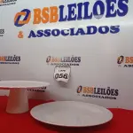 LOTE 056 - 01 BAILARINA PARA BOLO E 01 PRATO EM PORCELANA. (NO ESTADO) ATENÇÃO! FAZER A VISITAÇÃO ANTES DE ARREMATAR, NÃO SABEMOS SE FUNCIONA. LEILÃO NÃO TEM GARANTIA E NEM DEVOLUÇÃO, SUJEITO A POSSÍVEIS AVARIAS VISÍVEIS/OCULTAS E/OU AUSÊNCIA DE COMPONENTES.