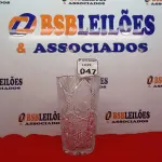 LOTE 047 - 01 VAZO DE CRISTAL BOHEMIA. (NO ESTADO) ATENÇÃO! FAZER A VISITAÇÃO ANTES DE ARREMATAR, NÃO SABEMOS SE FUNCIONA. LEILÃO NÃO TEM GARANTIA E NEM DEVOLUÇÃO, SUJEITO A POSSÍVEIS AVARIAS VISÍVEIS/OCULTAS E/OU AUSÊNCIA DE COMPONENTES.