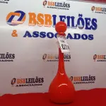 LOTE 074 - 01 GARRAFA MURANA VERMELHA C/ TAMPA. (NO ESTADO) ATENÇÃO! FAZER A VISITAÇÃO ANTES DE ARREMATAR, NÃO SABEMOS SE FUNCIONA. LEILÃO NÃO TEM GARANTIA E NEM DEVOLUÇÃO, SUJEITO A POSSÍVEIS AVARIAS VISÍVEIS/OCULTAS E/OU AUSÊNCIA DE COMPONENTES.