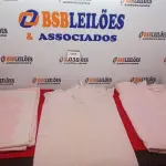 LOTE 038 - 01 COBRE LEITO, 01 COLCHA E 03 FRONHAS BORDADOS NA COR ROSA. (NO ESTADO) ATENÇÃO! FAZER A VISITAÇÃO ANTES DE ARREMATAR, NÃO SABEMOS SE FUNCIONA. LEILÃO NÃO TEM GARANTIA E NEM DEVOLUÇÃO, SUJEITO A POSSÍVEIS AVARIAS VISÍVEIS/OCULTAS E/OU AUSÊNCIA DE COMPONENTES.