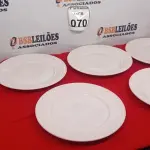 LOTE 070 - 06 PRATOS BRANCOS GRANDES. (NO ESTADO) ATENÇÃO! FAZER A VISITAÇÃO ANTES DE ARREMATAR, NÃO SABEMOS SE FUNCIONA. LEILÃO NÃO TEM GARANTIA E NEM DEVOLUÇÃO, SUJEITO A POSSÍVEIS AVARIAS VISÍVEIS/OCULTAS E/OU AUSÊNCIA DE COMPONENTES.