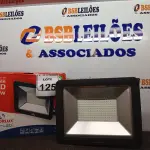LOTE 125 - 01REFLETOR DECORLED SUPERLED 220V 150W LUZ BRANCA DECORLUX NOVO. (NO ESTADO) ATENÇÃO! FAZER A VISITAÇÃO ANTES DE ARREMATAR, NÃO SABEMOS SE FUNCIONA. LEILÃO NÃO TEM GARANTIA E NEM DEVOLUÇÃO, SUJEITO A POSSÍVEIS AVARIAS VISÍVEIS/OCULTAS E/OU AUSÊNCIA DE COMPONENTES.