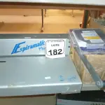 LOTE 182 - 01 TABELA PARA ENCADERNAR E DIVERSOS HDS. (NO ESTADO) ATENÇÃO! FAZER A VISITAÇÃO ANTES DE ARREMATAR, NÃO SABEMOS SE FUNCIONA. LEILÃO NÃO TEM GARANTIA E NEM DEVOLUÇÃO, SUJEITO A POSSÍVEIS AVARIAS VISÍVEIS/OCULTAS E/OU AUSÊNCIA DE COMPONENTES.