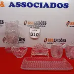 LOTE 010 - 01 KIT MELEIRO, 01 AÇUCAREIRO, 01 BANDEJA, 01 JARRA, 01 PORTA GUARDANAPOS E 01 TIGELA DE VIDRO. (NO ESTADO) ATENÇÃO! FAZER A VISITAÇÃO ANTES DE ARREMATAR, NÃO SABEMOS SE FUNCIONA. LEILÃO NÃO TEM GARANTIA E NEM DEVOLUÇÃO, SUJEITO A POSSÍVEIS AVARIAS VISÍVEIS/OCULTAS E/OU AUSÊNCIA DE COMPONENTES.