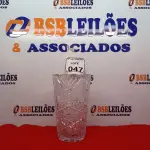 LOTE 047 - 01 VAZO DE CRISTAL BOHEMIA. (NO ESTADO) ATENÇÃO! FAZER A VISITAÇÃO ANTES DE ARREMATAR, NÃO SABEMOS SE FUNCIONA. LEILÃO NÃO TEM GARANTIA E NEM DEVOLUÇÃO, SUJEITO A POSSÍVEIS AVARIAS VISÍVEIS/OCULTAS E/OU AUSÊNCIA DE COMPONENTES.